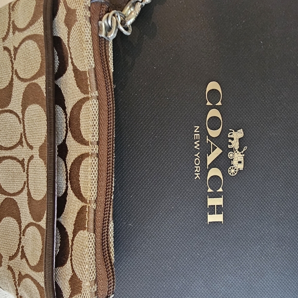 Coach change purse. Color: Brown - Picture 3 of 11